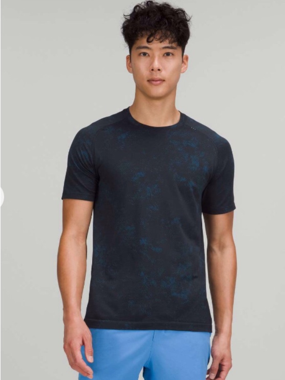 Lululemon Metal Vent Těch Short Sleeve Shirt size L, in black/blue
